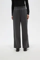 Pantalon de corte recto confeccionado en viscosa, con diseño de rayas verticales y cintura elástica.