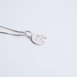 Conjunto de cadena fina y medalla circular de plata 925 con grabado de siluetas de niños en el frente.