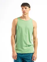 Musculosa lisa de color borgoña con cuello redondo y sisas amplias.