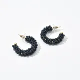 Aros tipo argolla con cuentas de cristal facetado color azul oscuro, engarzadas con hilo dorado.