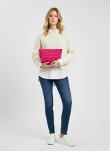 Clutch de poliéster color fucsia, con textura acolchada en patrón de rombos y cierre de cremallera.