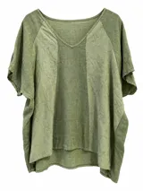 Blusa color verde militar con escote en V, mangas cortas y diseño holgado.