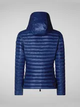 Campera acolchada ultraligera color azul marino, con capucha y cierre frontal de cremallera. Confeccionada con relleno sintético, es transpirable y resistente al viento y la humedad.