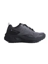 Championes de trail running Scandinavian modelo Wellspring, color negro con detalles en gris oscuro. Presentan capellada de malla textil respirable, sistema de cordones de ajuste rápido y suela de goma antideslizante con diseño geométrico.