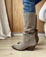 Bota de caña media color gris topo, de gamuza, con punta fina y taco de madera.