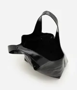 Cartera shopper grande Satinato de poliuretano color negro, con acabado texturizado brillante, diseño amplio y asa de hombro ancha.