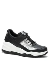 Sneaker Cat modelo Watchful, color negro con detalles en plateado texturizado y suela blanca de plataforma.