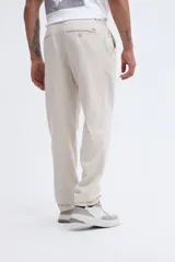 Pantalón de lino color gris oscuro, corte recto y bolsillos laterales, confeccionado en mezcla de lino y algodón.
