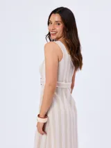 Vestido midi de lino a rayas beige y blancas, sin mangas, con escote cuadrado, botonadura frontal y cinturón ajustable del mismo género con hebilla.