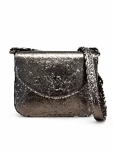 Bandolera compacta de cuero vacuno color gris con efecto gastado, solapa redondeada y correa ajustable.