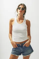 Musculosa de tejido rib color blanco, con cuello redondo y diseño ajustado.