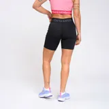 Biker deportivo de mujer marca Umbro, color negro, de tiro alto con cintura cruzada elástica con el nombre de la marca impreso.