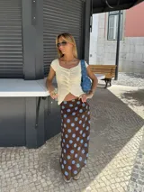 Conjunto de top y falda con estampado de lunares.