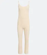 Mono largo de tirantes finos, color crema, confeccionado en punto ganchillo.