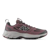 Championes New Balance 410 v9 para trail running, color bordó con suela gris y detalles en negro. Cuentan con entresuela de amortiguación Fresh Foam y suela con tacos para tracción en terrenos difíciles.