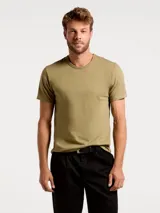 Camiseta celeste de corte slim, cuello redondo y manga corta.