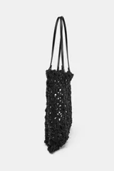 Bolso tipo shopper pequeño de crochet negro, con asas de hombro de material liso negro y una bolsa interior con cierre de cremallera.