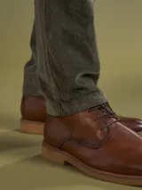 Pantalón de pana marrón de corte recto.