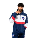 Canguro deportivo Umbro del Club Nacional de Football, con capucha y cordones ajustables. Presenta un diseño tricolor en azul, blanco y rojo, con el logo de la marca y el escudo del club bordados en el pecho. Incluye bolsillo frontal tipo canguro y puños elásticos.