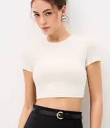 Blusa femenina de corte cropped, con mangas cortas y cuello redondo, confeccionada en algodón con elastano.