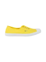 Zapatillas de lona modelo Greece de RKF, color amarillo con suela y puntera de goma blanca. Confeccionadas en algodón orgánico con ojalillos metálicos laterales y pequeña etiqueta decorativa.