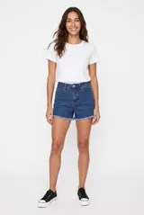 Short de denim azul de tiro alto, con bolsillos laterales y traseros, cierre frontal con botón y cremallera, y terminación desmechada en las piernas.