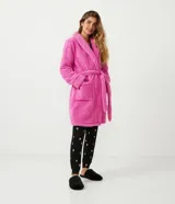 Bata de fleece rosa con lazo en la cintura, cuello con solapa y bolsillos.