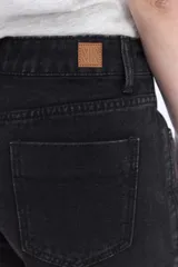 Short pollera de jean negro, con diseño cruzado asimétrico en el frente, bolsillos y tiro alto.