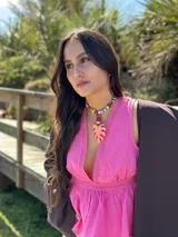 Collar corto con cuentas de cerámica y acrílico de colores, tiento sintético y dije de resina en forma de hoja de palmera color coral.