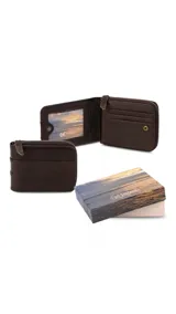 Billetera de cuero color marrón oscuro, con interior con repartición para billetes, visor y tarjeteros. Incluye espacio con cierre para monedas.