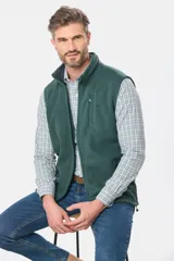 Chaleco de abrigo confeccionado en tejido polar, con cierre frontal completo, cuello alto y bolsillo vertical en el pecho con logo bordado en contraste.