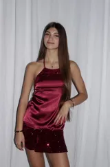 Vestido bordó con escote halter, cuello alto y volado en el ruedo.