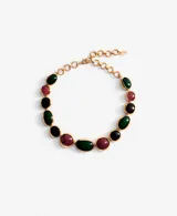 Gargantilla de eslabones dorados decorados con piedras ovaladas de resina en tonos verde, rojo y negro.