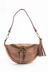 Cartera bandolera de tamaño pequeño con acabado tipo gamuza en color marrón. Presenta un cierre frontal con doble tirador metálico, detalle de borla lateral y correa ajustable con herrajes en tono bronce.
