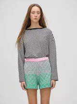 Short de tejido de punto con patrón de rombos, con efecto degradado de color rosa en la cintura a verde en el ruedo. Posee pretina elástica combinada en rosa y blanco.