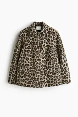 Chaqueta oversized con estampado de leopardo, cuello camisero, cierre de botones forrados y bolsillos delanteros ribeteados con solapa.