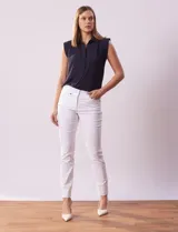 Pantalón blanco de gabardina elastizada marca Tahari, corte slim, con pretina con pasadores, cierre y broche interno. Delantera y trasera con bolsillos.