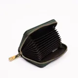 Billetera verde con diseño tejido y cierre dorado.