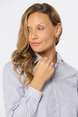 Camisa de manga larga con cuello clásico y corte recto, a rayas verticales rosas y blancas.