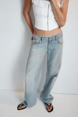 Jeans de mezclilla de tiro medio con cinco bolsillos, diseño relaxed fit de corte recto y amplio, con efecto lavado y desgaste frontal.