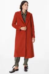 Tapado de paño en color gris oscuro, con solapas clásicas, corte recto y bolsillos laterales integrados.