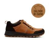 Zapato casual Hi-Tec modelo Bernat, confeccionado en cuero color tostado con detalles en negro. Presenta un diseño robusto con cordones, suela de goma dentada y refuerzos en puntera y talón.