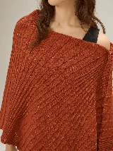 Chal de punto color beige con textura acanalada y sutil brillo metalizado.