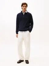 Sweater azul marino de Tommy Hilfiger, confeccionado en algodón con diseño de rayas horizontales texturizadas, cuello perkins con cremallera de un cuarto, puños y bajo de punto canalé, y logo bordado en el pecho.