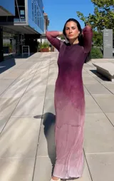 Vestido largo de manga larga con efecto degradado que va desde un tono fucsia oscuro en la parte superior hasta un rosa claro en el ruedo. Presenta un corte ajustado y cuello redondo.