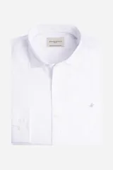 Camisa de manga larga Brooksfield con textura dobby, corte slim y cuello italiano. Presenta cierre frontal abotonado y logo bordado en el pecho.