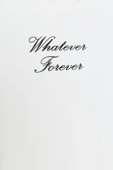 Camiseta de algodón color rosa vibrante, corte regular fit, cuello redondo y manga corta. Presenta un texto estampado en negro con tipografía cursiva que dice "Made of Stardust".