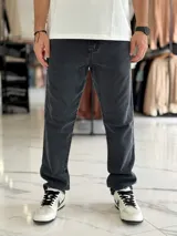 Pantalón de jean gris con lavado ácido, corte holgado de estilo oversize y diseño recto.