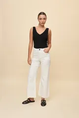 Pantalón wide leg de tiro alto color blanco, con diseño de cinco bolsillos y corte amplio.