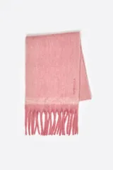 Bufanda de textura cepillada en color rosado, con diseño de rayas sutiles y flecos en los extremos. Incluye el logo de la marca bordado en un tono a juego.